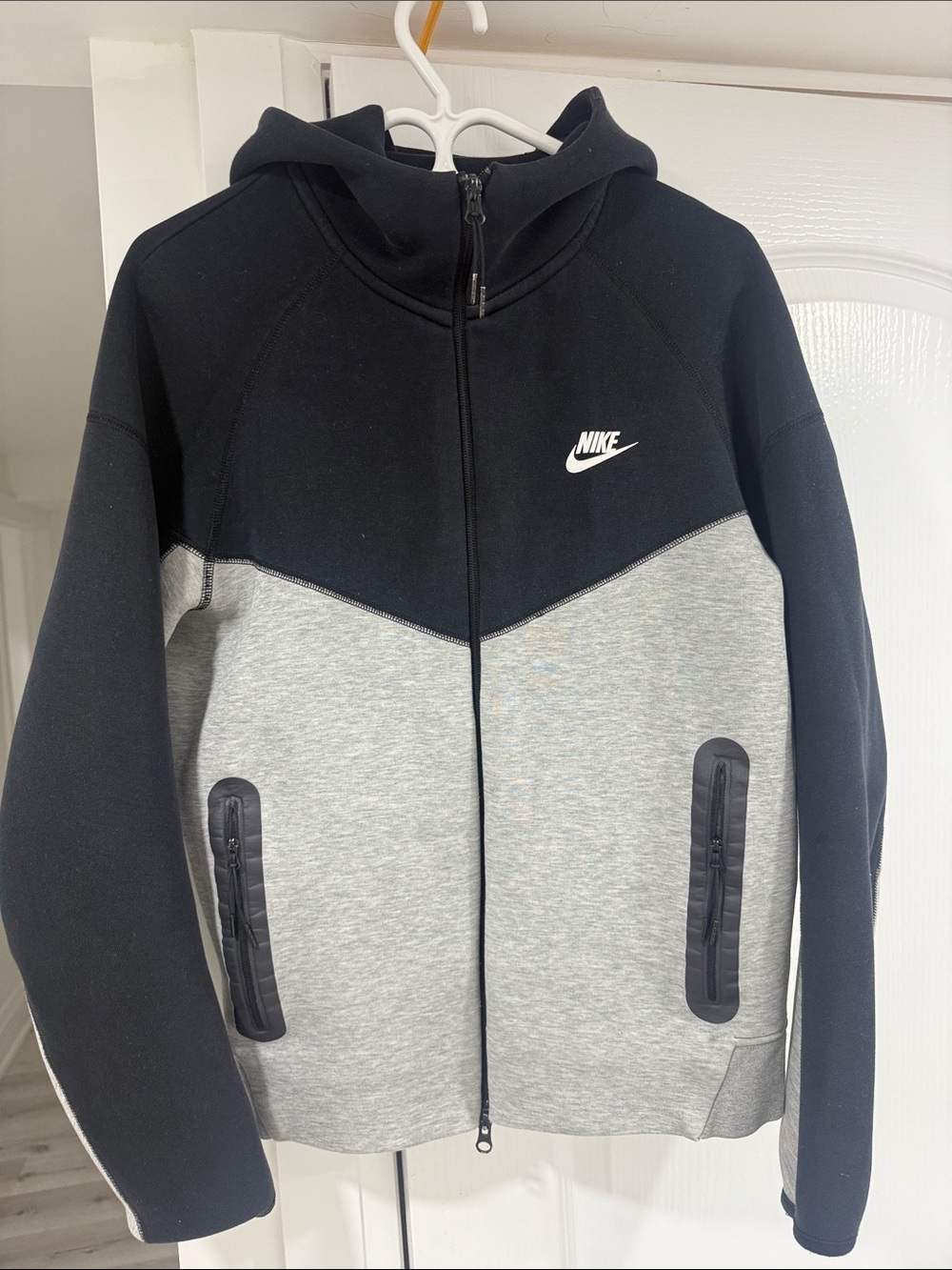 Authentic Nike Black & Grey Full-Zip Hoodie 🖤🩶